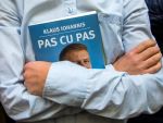 Iohannis si-a lansat autobiografia la Gaudeamus, acordand autografe celor peste 2.000 de participanti