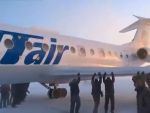 Pasagerii unui avion, nevoiti sa impinga aeronava, in Siberia, pentru ca ii inghetase trenul de aterizare. VIDEO