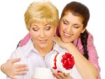 Cadouri de suflet pentru mama ta. Darurile care o vor emotiona de Craciun
