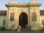 Sala Unirii, simbolul din 1918, se degradeaza continuu, iar autoritatile spun ca nu au bani. In schimb, se vrea construirea unui alt monument, de 3,5 mil. euro