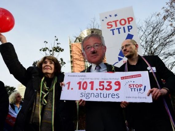 Opozantii acordului de liber-schimb UE-SUA au oferit presedintelui CE, de ziua lui, o felicitare cu un mil. de semnaturi impotriva acordurilor secrete