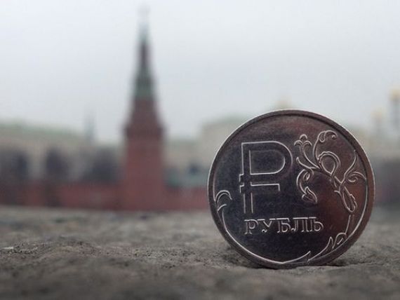 Rubla a coborat luni sub pragul istoric de 60 de unitati pentru un dolar