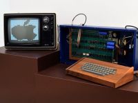 Un computer Apple-1, vandut personal de Steve Jobs in 1976, achizitionat pentru 365.000 dolari