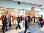 Un sfert dintre romani isi cumpara haine o data la 2-3 luni, in general din mall-uri, si cheltuiesc in medie peste 200 de lei. Top 5 branduri preferate