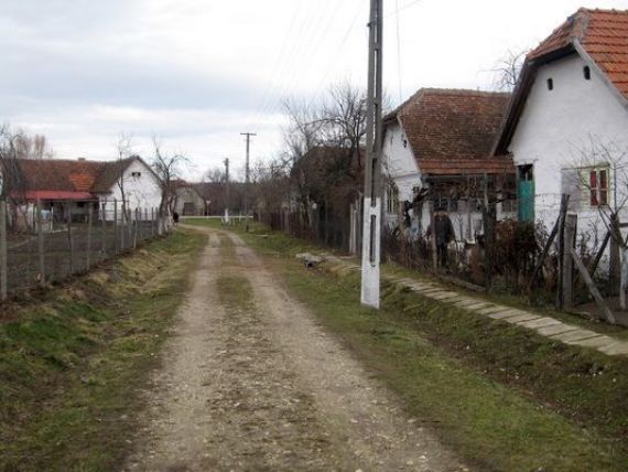 Drumul Radauti Prut - Manoleasa, singurul drum national de pamant din Romania, nu va fi asfaltat nici in 2015