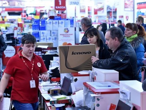 Rusii iau cu asalt magazinele, pentru a-si cheltui economiile inainte sa se devalorizeze. Vanzarile de retail au crescut puternic in noiembrie