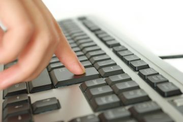 Senatul a adoptat proiectul de lege privind securitatea cibernetica a Romaniei, care permite serviciilor secrete sa monitorizeze tot ce faci pe internet