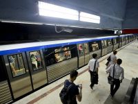 
	Transportul cu metroul s-a scumpit, de sambata, cu peste 30%. Bucurestenii protesteaza fata de retragerea abonamentului de 62 de calatorii
