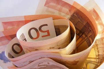 Leul a inceput anul pe depreciere fata de euro si a scazut la minimul ultimilor doi ani si jumatate fata de dolar. Cum va evolua moneda nationala in 2015