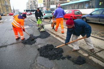 Cum se explica aparitia craterelor dupa deszapezire si ce face CNADNR pentru a le astupa. Soferii au facut o harta inteligenta a gropilor din asfalt