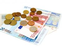 
	Francul elvetian a pierdut 4 bani in fata monedei nationale si a ajuns la 4,1225 lei. Leul s-a apreciat si in raport cu euro si dolarul
