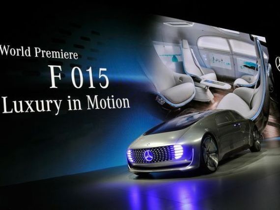 Mercedes a prezentat automobilul concept F015, autonom, care se transforma in salon de lux. FOTO