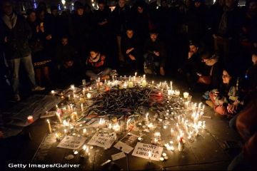 ATAC TERORIST LA PARIS: Cel putin 12 morti la sediul unui ziar cunoscut pentru publicarea de caricaturi cu profetul Mahomed. Un suspect s-a predat, ceilalti doi, cautati de politie. Zi de doliu national in Franta