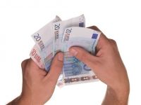 Salariul minim in Romania s-a dublat din 2008, dar ramane al doilea cel mai mic din UE. Tara in care venitul minim este 2.000 euro