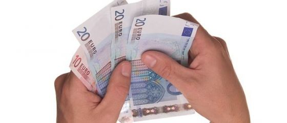 Salariul minim in Romania s-a dublat din 2008, dar ramane al doilea cel mai mic din UE. Tara in care venitul minim este 2.000 euro