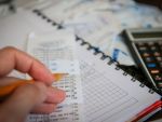 Romanii cheltuiesc peste 90% din veniturile lunare pe hrana si plata taxelor. Doar un procent merge spre investitii si 0,3% la educatie