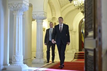 Presedintele Iohannis si partidele au semnat Acordul pe tema pragului minim de 2% din PIB pentru Aparare