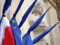 
	Atentatele de la Paris intaresc miscarea eurofoba. Marine Le Pen sustine ca Franta este &quot;slabita&quot; in fata terorismului din cauza apartenentei la UE
