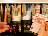 
	Marile lanturi de retail din Romania au promis ministrului Finantelor ieftiniri, daca Guvernul reduce TVA. De cand s-ar putea aplica taierile de preturi
