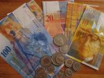 Polonia ia in calcul convertirea francilor in zloti. Croatia a introdus un curs fix franc/kuna pentru un an