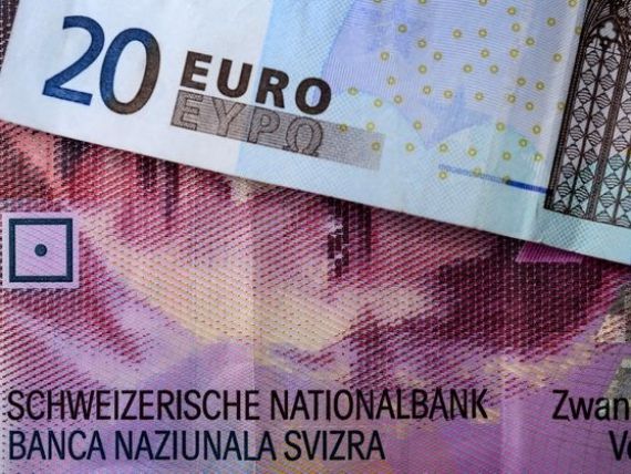 Euro a crescut cu 1,3 bani, la 4,4274 lei; francul elvetian cu 3,3 bani, la 4,2140 lei; dolarul si mai puternic, cu 5 bani, la 3,9089 lei