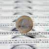 Dolarul a urcat la maximul a 12 ani fata de euro. Specialistii spun ca ar putea ajunge la paritate. Efectele aprecierii monedei americane in Romania