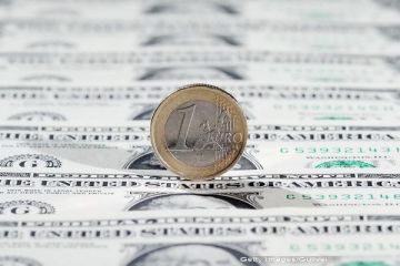 Dolarul a urcat la maximul a 12 ani fata de euro. Specialistii spun ca ar putea ajunge la paritate. Efectele aprecierii monedei americane in Romania