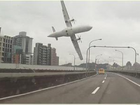 Un avion s-a prabusit intr-un rau din Taipei. Cel putin 25 de morti