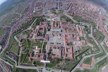 Primul oras din Romania cu blazon si manual de branding. Cum se vinde vizitatorilor Alba Iulia, burgul medieval in forma de stea