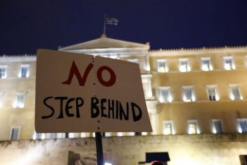 CNN: House of cards , metafora pentru Grecia si rolul de pivot in zona euro. Atena spune NU extinderii imprumutului: e absurd si inacceptabil . Europa ii da ultimatum