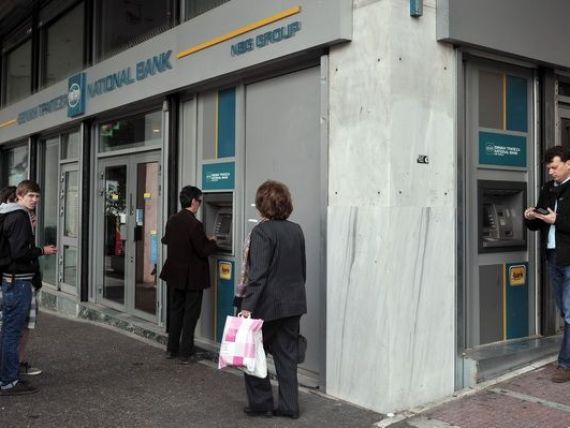 Bancile din Grecia ar putea ramane fara bani in trei luni si jumatate. Pe fondul incertitudinilor economice, clientii retrag din conturi 2 mld. euro saptamanal