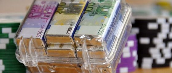 Euro a crescut cu 1,4 bani, la 4,4105 lei, iar dolarul a urcat cu 6,25 bani