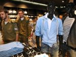 Retailerii din Militari Shopping Center au vandut de jumatate de miliard de euro, in crestere cu 15%. Compania a atras anul trecut trei mari chiriasi: H M, KFC si Adidas
