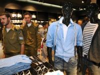 Retailerii din Militari Shopping Center au vandut de jumatate de miliard de euro, in crestere cu 15%. Compania a atras anul trecut trei mari chiriasi: H&amp;M, KFC si Adidas