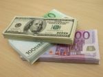 Euro se mentine sub 4,56 lei, dolarul coboara la minimul ultimelor 21 luni
