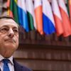 Mario Draghi, injurat de o protestatara care a urcat pe biroul lui, in timpul unei conferinte