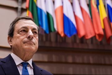 Mario Draghi, injurat de o protestatara care a urcat pe biroul lui, in timpul unei conferinte