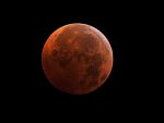 Luna sangerie . Cea mai scurta eclipsa totala de Luna din acest secol are loc sambata