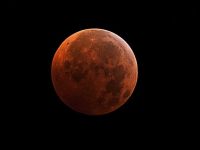 Luna sangerie . Cea mai scurta eclipsa totala de Luna din acest secol are loc sambata