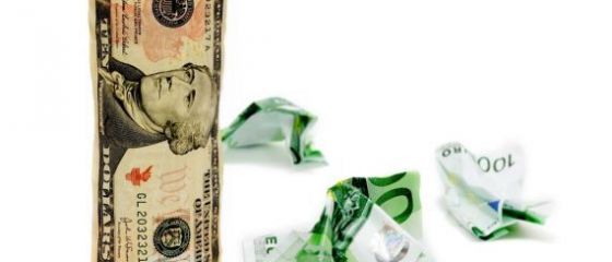 Leul se apreciaza usor fata de euro si francul elvetian si pierde in raport cu dolarul