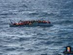 O nava cu peste 150 de migranţi, aflată în derivă în Marea Neagră, adusă în Portul Midia