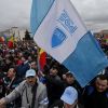 Protest la Mioveni, pentru construirea autostrazii Pitesti-Sibiu. Angajatii se tem ca Renault va pleca din Romania. Ponta: Daca cei de la Dacia o mai tin in mitinguri, o sa se mute productia in Maroc