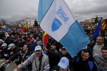 Protest la Mioveni, pentru construirea autostrazii Pitesti-Sibiu. Angajatii se tem ca Renault va pleca din Romania. Ponta: Daca cei de la Dacia o mai tin in mitinguri, o sa se mute productia in Maroc