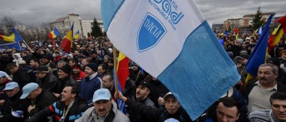 Protest la Mioveni, pentru construirea autostrazii Pitesti-Sibiu. Angajatii se tem ca Renault va pleca din Romania. Ponta: Daca cei de la Dacia o mai tin in mitinguri, o sa se mute productia in Maroc