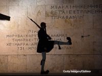 
	Viata fara euro. Trei scenarii &ldquo;sangeroase&rdquo; pentru Grecia: de la compromis pentru supravietuire, la cel mai rasunator faliment din istoria capitalismului
