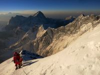 
	Unul dintre managerii Google a murit pe Everest, in avalansa declansata de cutremurul din Nepal. In 2014, supravietuise unei alte avalanse, in aceeasi zona
