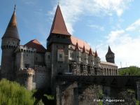 
	Castelul Corvinilor, pe coperta Lonely Planet si in top 5 destinatii din Romania, pe TripAdvisor. Incasari de 100.000 lei intr-o zi&nbsp;
