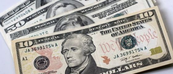 Dolarul american castiga 5 bani in fata leului. Moneda nationala se depreciaza si fata de euro, dar se intareste in raport cu francul elvetian