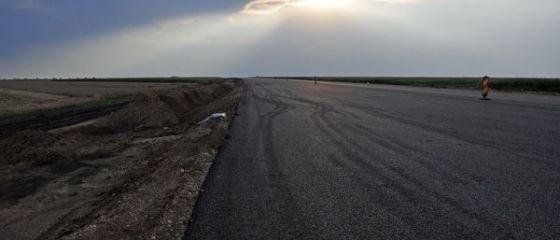 Drumul spre nicaieri. 60 de milioane de euro pentru 8 km de autostrada pe care nu se poate circula