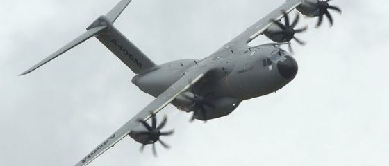 Airbus isi alerteaza clientii in legatura cu posibile probleme tehnice la modelul militar A400M, dupa prabusirea unui avion in Spania